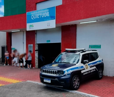 Viatura da GCM estacionada em frente ao UPA Quietude