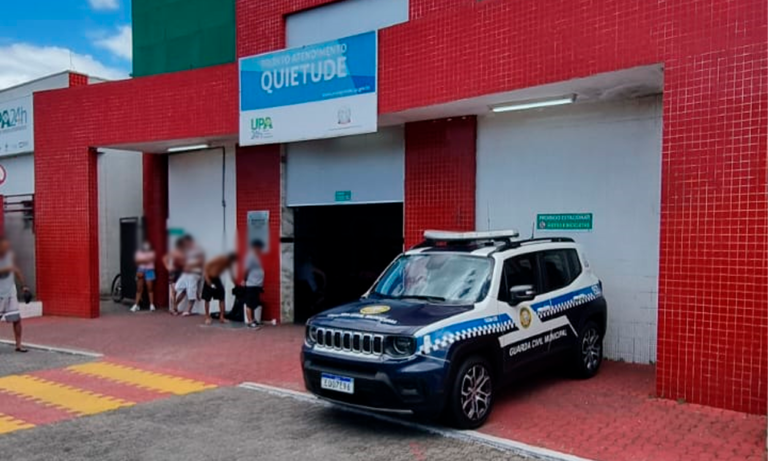 Viatura da GCM estacionada em frente ao UPA Quietude